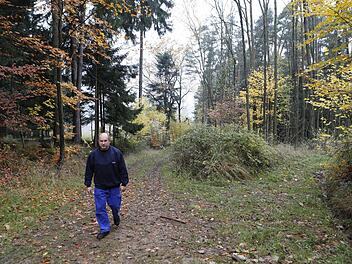Manfred Kotz wird sich an der Bergfuhre auch künftig nasse Füße holen. Die Gemeinde jedenfalls wird den Weg auf der Gaiganzer Fluhr nicht herrichten.  Foto: Matthias Hoch