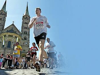 Böse Dinge geschehen im Vorfeld des Bamberger Weltkulturerbelaufes 2015 - hier ein Bild aus früheren Jahren - in Friederike Schmöes neuem Krimi. Der seit 2003 veranstaltete Wettbewerb zählt vom Streckenprofil her zu den anspruchsvollsten unter den großen Halbmarathons in Deutschland. In Schmöes Krimi herrscht Laufzwang. Foto: Marcus Führer dpa/lby