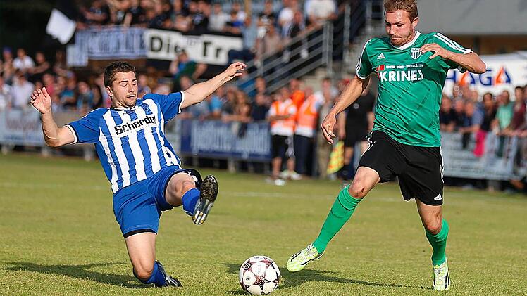 André Karmann (rechts) setzt sich gegen den Selbitzer Kevin Winter durch.