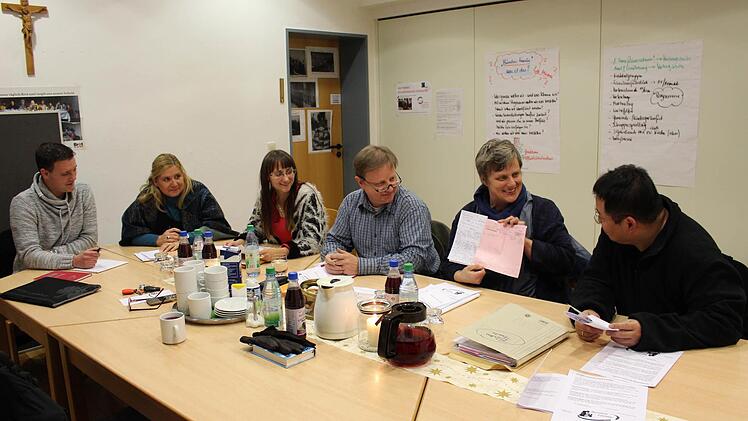 Im evangelischen Gemeindehaus beraten die Bündnispartner regelmäßig über weitere Schritte und Veranstaltungen: (v.l.) Florian Wildenauer, Doris Wytopil, Alexandra Schlothauer, Georg Schulz-Hertlein, Elisabeth Kinalele und Diakon Kim Sell.  Foto: Julia Raab