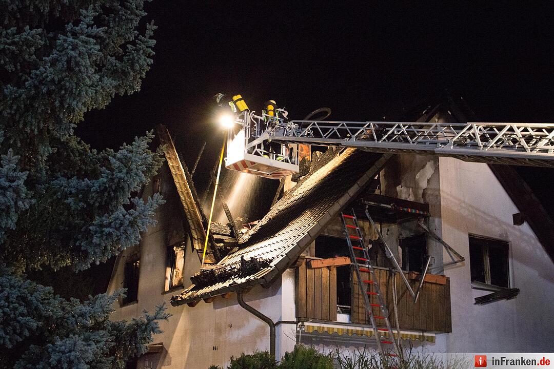 Wohnhaus wird durch Blitzschlag ein Raub der Flammen - Bewohner können sich rechtzeitig retten - Brand hält rund 100 Feuerwehrleute in Atem