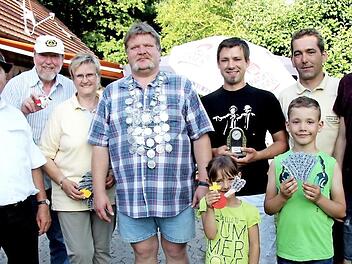 Günter Rüdiger, Frank Eppstein, Roswitha Schütze, Heiko Schade, Horst Wenzel, Gerhard Wenzel mit seinen Kindern Fiona und Marc sowie Jugendmeister Maximilian Büchel (v. l.) Foto: Richard Sänger