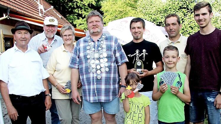Günter Rüdiger, Frank Eppstein, Roswitha Schütze, Heiko Schade, Horst Wenzel, Gerhard Wenzel mit seinen Kindern Fiona und Marc sowie Jugendmeister Maximilian Büchel (v. l.) Foto: Richard Sänger