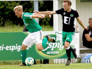 Stefan Nöthling (links, im Duell mit dem Ammerthaler Thomas Schneider), beim FC Sand Spieler und Co-Trainer, hat das Team auf die Partie in Ansbach vorbereitet.