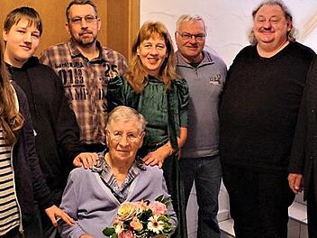 Die Jubilarin Christina Jungkunst mit (von links) den Enkeln Anne und Markus, Schwiegersohn Jürgen, Tochter Elvira, Wolfgang Beetz, Pater Waldemar und 2. Bürgermeister Siegfried Weißerth Foto: Gerd Fleischmann