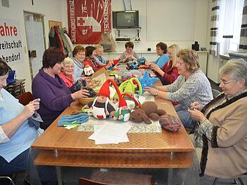 Das Bild zeigt: In der Kreativwerkstatt des Mehrgenerationentreffs Förtschendorf gab es viele bunte Varianten der Strick-, Näh- und Häkelkunst mit Wolle und Filz und viel Spaß bei der Handarbeit, wie es früher einmal war.  Foto: K.- H. Hofmann