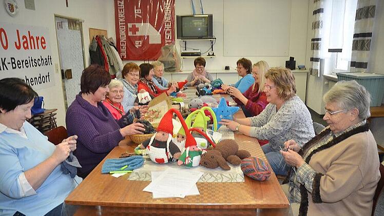 Das Bild zeigt: In der Kreativwerkstatt des Mehrgenerationentreffs Förtschendorf gab es viele bunte Varianten der Strick-, Näh- und Häkelkunst mit Wolle und Filz und viel Spaß bei der Handarbeit, wie es früher einmal war.  Foto: K.- H. Hofmann