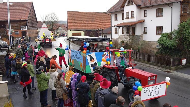 Mehr Teilnehmer zogen beim Gaudiwurm durch die Straßen von Speicherz, als das wilde Dorf Einwohner hat. Foto:   Stephanie Elm
