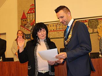 Sigrid Mager bei der Vereidigung durch Bürgermeister Andreas Hügerich im Sitzungssaal des Rathauses II Foto: Popp