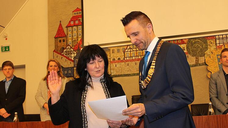 Sigrid Mager bei der Vereidigung durch Bürgermeister Andreas Hügerich im Sitzungssaal des Rathauses II Foto: Popp