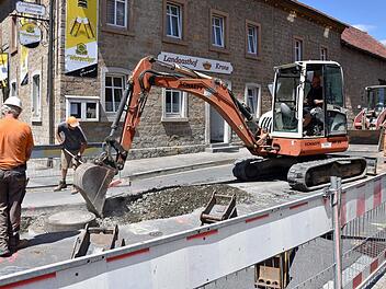 Der Ausbau der Kreisstraße HAS 27 in Untertheres, der Brunnenstraße, hat bereits begonnen. Er soll bis Mitte 2020 abgeschlossen sein.  Ulrike Langer