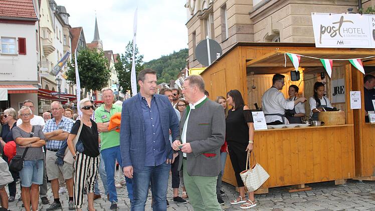 Oberbürgermeister Henry Schramm plauderte  mit Sternekoch Alexander Herrmann. Foto: Sonny Adam