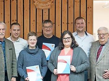 Ehrungen anlässlich der Hauptversammlung der Blaskapelle Neundorf (von links): Werner Hanke, Albert Fuhrmann, Carmen Helmprobst, Günter Schuster, Carolin Ostertag, Christian Brückner, Werner Pörner  Foto: privat