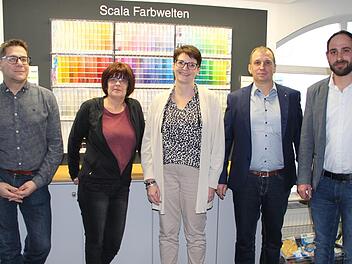 Bernhard Wolf (2. von rechts) hat das  Malergeschäft Bruckmüller nach dem plötzlichen Tod von Firmenchef Jürgen Bruckmüller übernommen. Sein Bruder Thomas Bruckmüller (links) ist froh über die Lösung. Daniela Wehner (2. von links)   sowie die beiden Meister Diana Schwab  und Matthias Mäckler (rechts) sind Ansprechpartner vor Ort. Heike Beudert