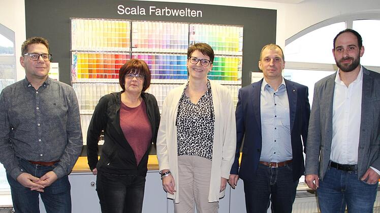 Bernhard Wolf (2. von rechts) hat das  Malergeschäft Bruckmüller nach dem plötzlichen Tod von Firmenchef Jürgen Bruckmüller übernommen. Sein Bruder Thomas Bruckmüller (links) ist froh über die Lösung. Daniela Wehner (2. von links)   sowie die beiden Meister Diana Schwab  und Matthias Mäckler (rechts) sind Ansprechpartner vor Ort. Heike Beudert