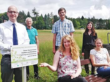 Vor der künftigen Blumenwiese im Parkfriedhof: (von links) Oberbürgermeister Dr. Dirk Vogel (SPD), Richard Fix, Stadtratsbeauftragter für Mobilität und Umwelt, Peter Borst vom Servicemanagement der Stadt, die bisherige Grüngitter-Projektmanagerin Jasmin Fidyka sowie ihre Nachfolgerinnen Julia Grauberger und Katharina Arnold. Sigismund von Dobschütz