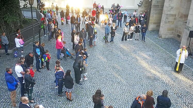 Vor der Begrüßung der Kinder im Schulhaus versammelten sich die Höchstadter Erstklässler mit ihren Eltern coronabedingt rund um die Stadtpfarrkirche St. Georg, um für den Beginn des schulischen Lebens Gottes Segen zu erbitten. Foto: Monika Urbasik