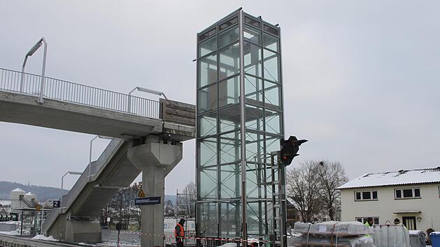 Auch wenn der Aufzug vor Weihnachten nicht mehr in Betrieb genommen wird, ist der Beginn der Installation für Bürgermeister Volker Schmiechen (SPD)  fast so etwas wie ein Weihnachtswunder.Sonny Adam