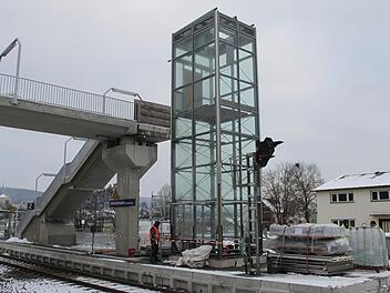 Auch wenn der Aufzug vor Weihnachten nicht mehr in Betrieb genommen wird, ist der Beginn der Installation für Bürgermeister Volker Schmiechen (SPD)  fast so etwas wie ein Weihnachtswunder.Sonny Adam
