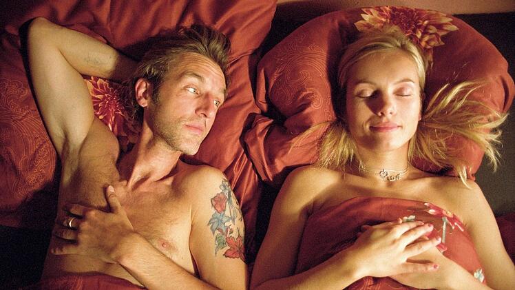 Nike (Nadja Uhl) und Ronald (Andreas Schmidt) verbringen eine Nacht miteinander.