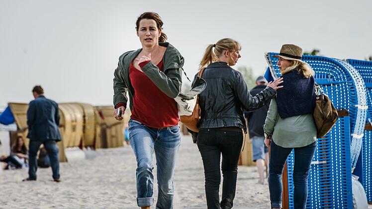 Ist ihrem Kind etwas passiert? Silke Broder (Anja Kling) rennt zu einem im Ostseewasser gefundenen Leichnam.