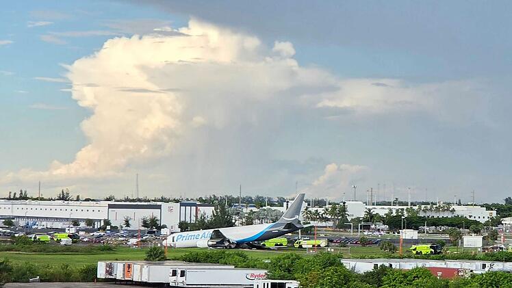Unfall mit Frachtflugzeug nach Landung am Flughafen Miami