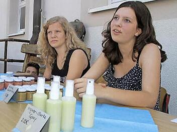In den Projekttagen wurde gebastelt und experimentiert, am Schulfest das Ergebnis verkauft.  Foto: Michael Busch