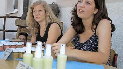 In den Projekttagen wurde gebastelt und experimentiert, am Schulfest das Ergebnis verkauft.  Foto: Michael Busch