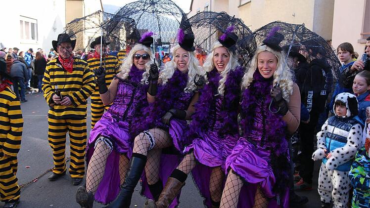 Mitten im Faschingszug in Westheim. Foto: Gerd Schaar