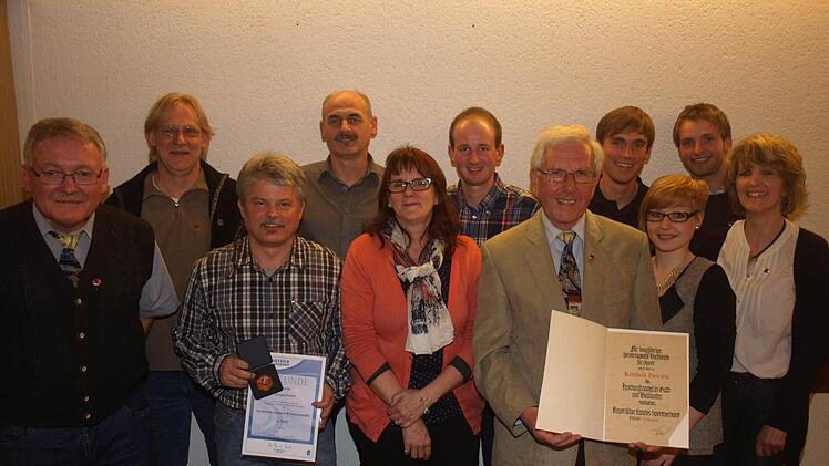 Für langjährige Mitgliedschaft bzw. lMitarbeit zeichnete der TSV (v. l.) Ludwig Krämer, Jürgen Huppmann, Jürgen Kuhn, Rainer Bräuter, Astrid Seufert, Stefan Seufert, Reinhold Zwirlein, Matthias Dees, Johanna Bausewein, Sebastian Dees und Cornelia Distler aus.  Foto: Stefan Geiger