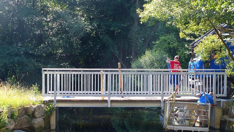 Stück für Stück wuchs in den vergangenen Tage die Brücke Richtung Feuln. Foto: Dieter Hübner