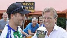 Bürgermeister und Schirmherr Rainer Detsch überreichte an den weitest angereisten Teilnehmer Torgeir Kinne Solsvik einen Pokal.