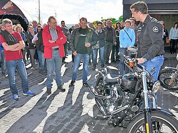 Christian Schütte (rechts), Mitinhaber der Firma "Kesstech" in Obertheres, stellte den Besuchern des "Open House" den Sound einer Harley Davidson "Breakout" vor, die mit einem Soundmanagementsystem des Unternehmens ausgestattet worden ist.  Foto: Ulrike Langer