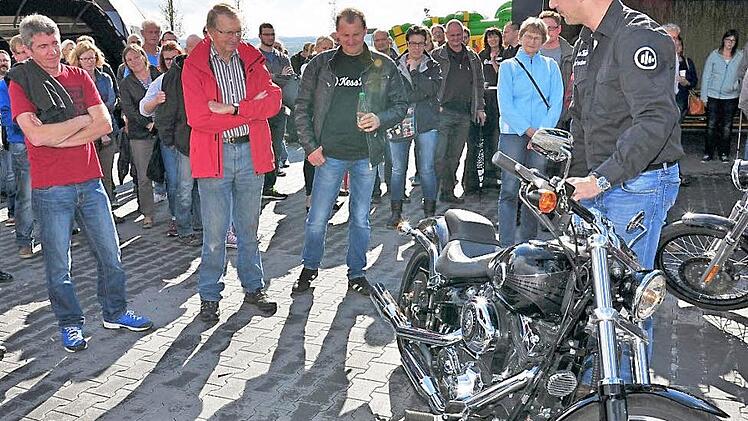 Christian Schütte (rechts), Mitinhaber der Firma "Kesstech" in Obertheres, stellte den Besuchern des "Open House" den Sound einer Harley Davidson "Breakout" vor, die mit einem Soundmanagementsystem des Unternehmens ausgestattet worden ist.  Foto: Ulrike Langer