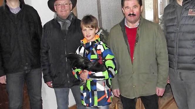 Fritz Bauer, Bernd Oßmann und der Jungzüchter Maximilian Oßmann wurden als deutsche Meister geehrt; die jeweilige Laudatio hielten Vorsitzender Klaus Ruppert und Zweiter Bürgermeister Michael Bohl (v. l.): Klaus Ruppert, Bernd Oßmann, Maximilian Oßmann, Fritz Bauer und Michael Bohl. Foto: Dieter Wolf