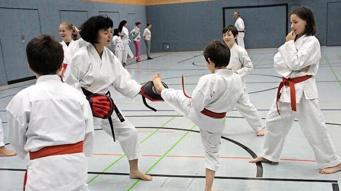 Mit gezielten Übungen wird an Genauigkeit und Härte der Fußangriffe gearbeitet.  Foto: Andreas Schmitt