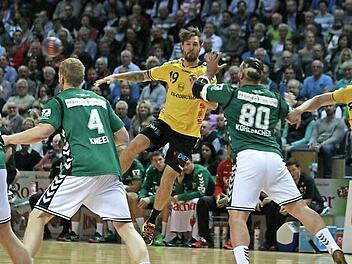 Steffen Coßbau, Philipp Barsties (rechts) und die anderen HSC-Spieler fanden zu selten die Lücke in der Wetzlarer Abwehr. Fotos: Iris Bilek