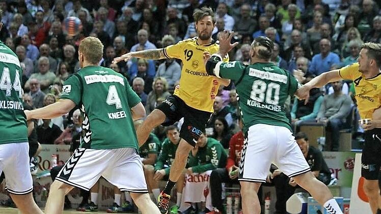 Steffen Coßbau, Philipp Barsties (rechts) und die anderen HSC-Spieler fanden zu selten die Lücke in der Wetzlarer Abwehr. Fotos: Iris Bilek