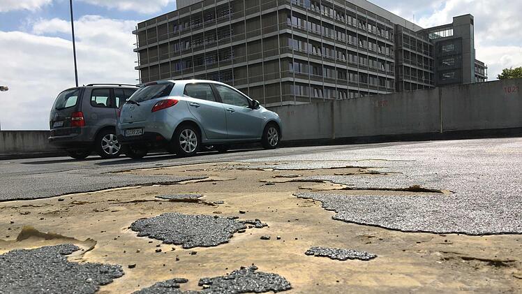 Die oberste Ebene des Parkhauses am Leopoldina-Krankenhaus muss nach einer statischen Überprüfung gesperrt werden, es fallen 90 Parkplätze weg.  Foto: s: Oliver Schikora