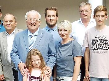 Viele Gratulanten empfing Bernd Steger anlässlich seines 70. Geburtstages (v. r.): Bürgermeister Rainer Detsch (Stockheim), Bürgermeister Wolfgang Beiergrößlein (Kronach), Enkel Johannes, Feuerwehrkamerad Burkhard Grebner, Tochter Michaela, Enkel Jonas, Enkelin Johanna, Jubilar Bernd Steger, Gemeinderat Eugen Geuther, FW-Kreistagsfraktionsvorsitzender Stefan Wicklein, Willi Rentsch, Kreisbehinderten-Beauftragter Hermann Feuerpfeil und stellvertretender Kreishandwerksmeister Gerhard Löffler. F...