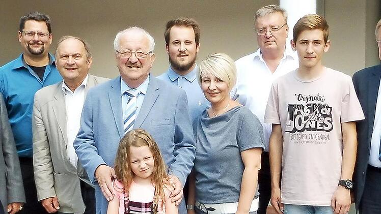 Viele Gratulanten empfing Bernd Steger anlässlich seines 70. Geburtstages (v. r.): Bürgermeister Rainer Detsch (Stockheim), Bürgermeister Wolfgang Beiergrößlein (Kronach), Enkel Johannes, Feuerwehrkamerad Burkhard Grebner, Tochter Michaela, Enkel Jonas, Enkelin Johanna, Jubilar Bernd Steger, Gemeinderat Eugen Geuther, FW-Kreistagsfraktionsvorsitzender Stefan Wicklein, Willi Rentsch, Kreisbehinderten-Beauftragter Hermann Feuerpfeil und stellvertretender Kreishandwerksmeister Gerhard Löffler. F...
