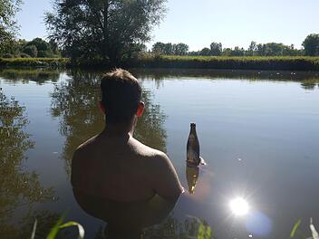 Chillig: Die Itz im Coburger Land eignet sich stellenweise auch als Badegewässer - aber nur auf eigene Gefahr.Berthold Köhler