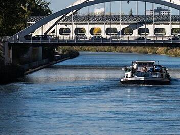 Mehrere Passagiere eines Ausflugsschiffs wurden verletzt, als sie sich vor einem Mann erschraken. Dieser pinkelte von einer Br&uuml;cke auf den Dampfer. Symbolfoto: pixabay.com/Didgeman