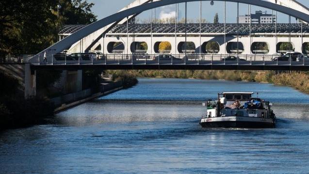 Mehrere Passagiere eines Ausflugsschiffs wurden verletzt, als sie sich vor einem Mann erschraken. Dieser pinkelte von einer Brücke auf den Dampfer. Symbolfoto: pixabay.com/Didgeman