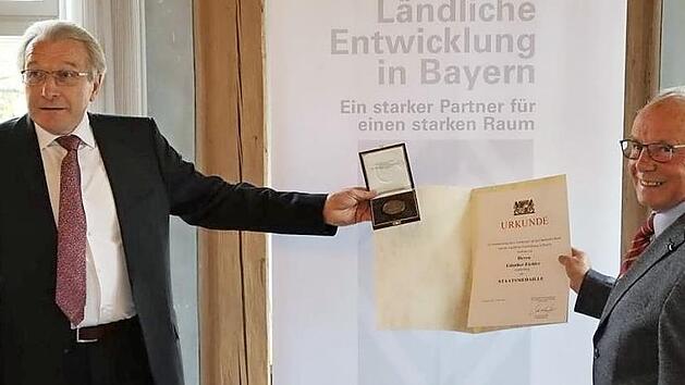 Lothar Winkler (links) zeichnete G&uuml;nther Eichler aus. Fotos: privat