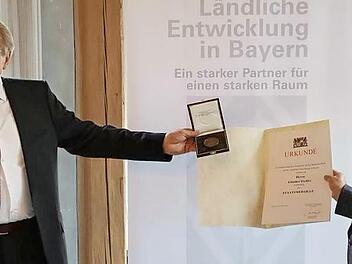 Lothar Winkler (links) zeichnete Günther Eichler aus. Fotos: privat