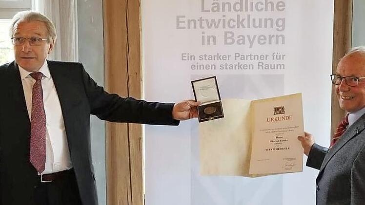 Lothar Winkler (links) zeichnete Günther Eichler aus. Fotos: privat
