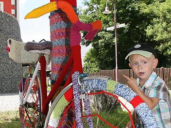 Das eingestrickte Untersteinacher Fahrrad hat Kinder und Erwachsene erfreut. Foto: Archiv/Sonja Adam