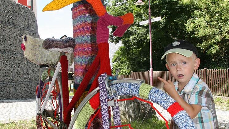 Das eingestrickte Untersteinacher Fahrrad hat Kinder und Erwachsene erfreut. Foto: Archiv/Sonja Adam
