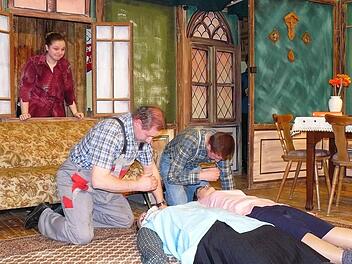 Dorftratsche Vevi Vogel (Lena Lauterbach, hinten) ist entsetzt, was da vor ihren Augen passiert. Dabei versuchen Max Maier (Siegfried Unkauf, links) und Fritz Scholle (Moritz Lauterbach) doch nur, Berta (Manuela Lindner) und Alma (Carina Kremer) wiederzubeleben. Foto: Klaus-Peter Wulf